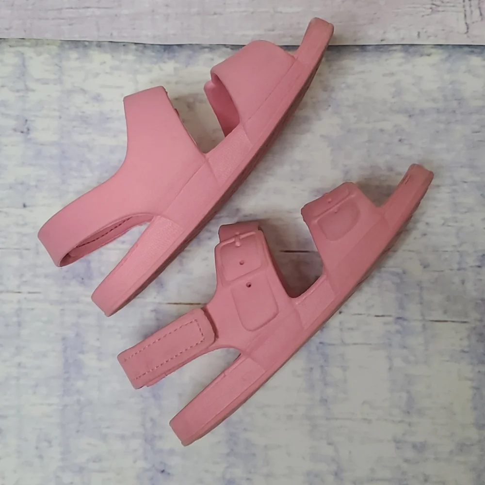 Kid's Old Navy Buckle Accent Sandals - Picture 4 of 8